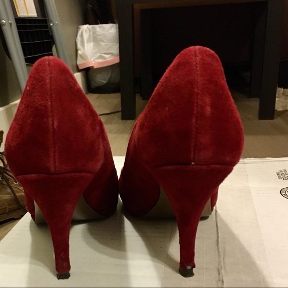 Tahari Colette Suede Pump in Red, 7.5M - Picture 3 of 4